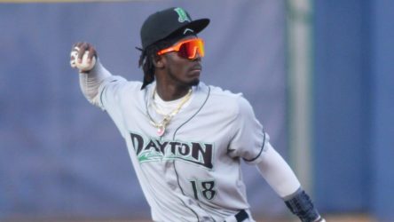 Elly De la Cruz batea 3H con tres empujadas; Ronny Mauricio 2H