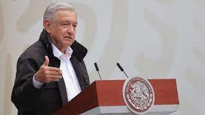 Un grupo de maestros intenta irrumpir en la mañanera de López Obrador