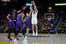 Thompson anota 30, Warriors se ajustan para vencer a Lakers 127-100