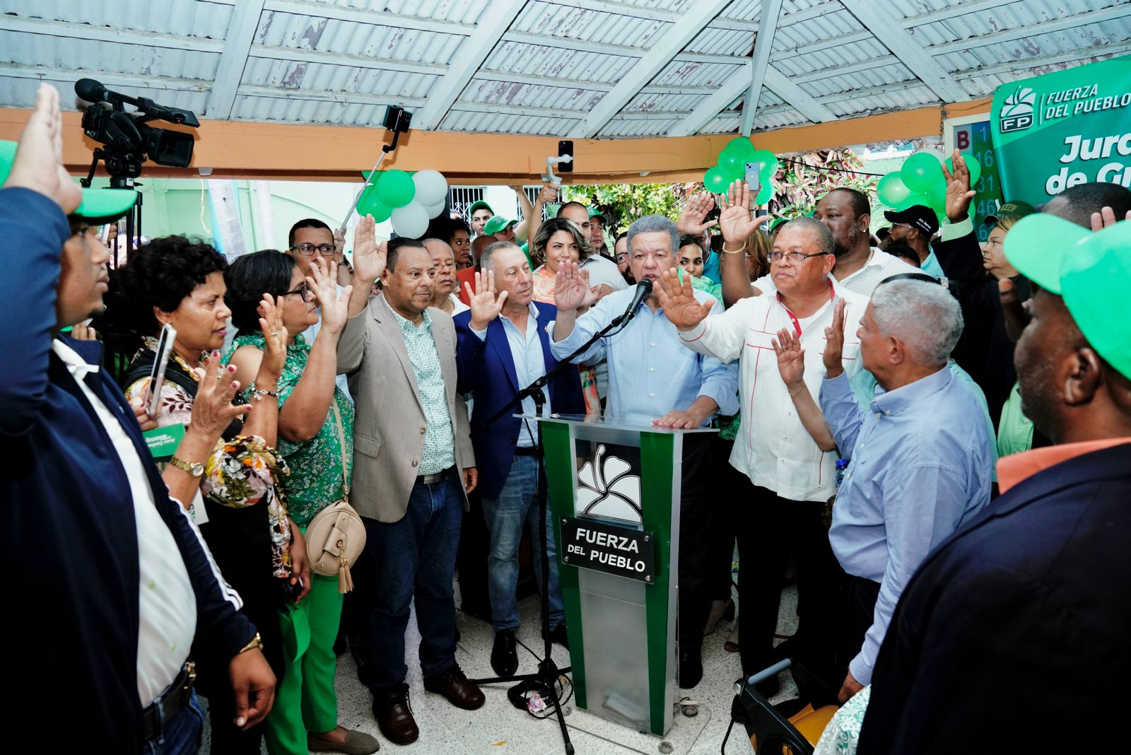 Leonel juramenta en la FP al ex pelotero Juan Uribe