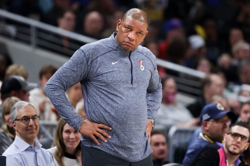 Los Sixers despiden al entrenador Doc Rivers