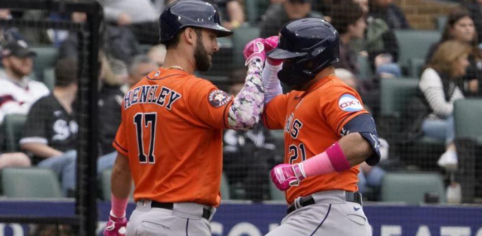 Dominicano Yainer Díaz pega su primer jonrón en Grandes Ligas