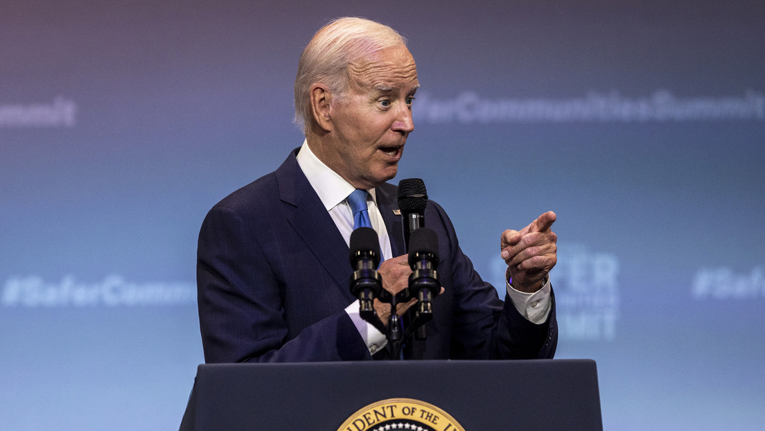«Dios salve a la Reina, hombre»: el confuso comentario de Biden en el cierre de un acto sobre el control de armas