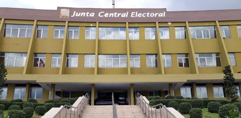 Partidos depositan ante la JCE 20% de reserva de candidaturas