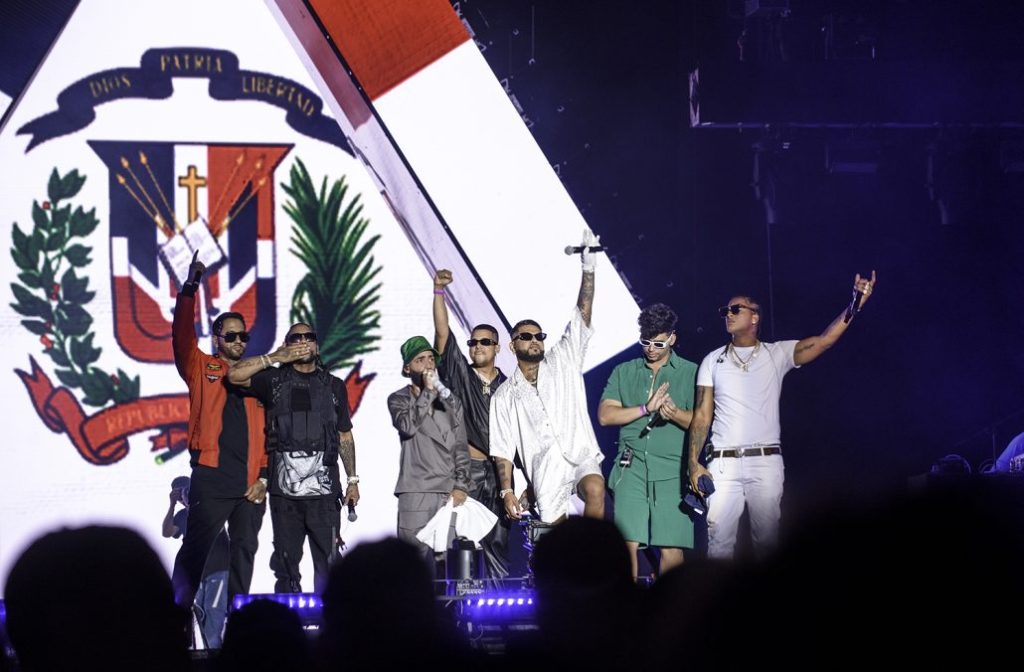 Arcángel reúne a más de 18 exponentes urbanos en su primera noche en el Estadio Quisqueya