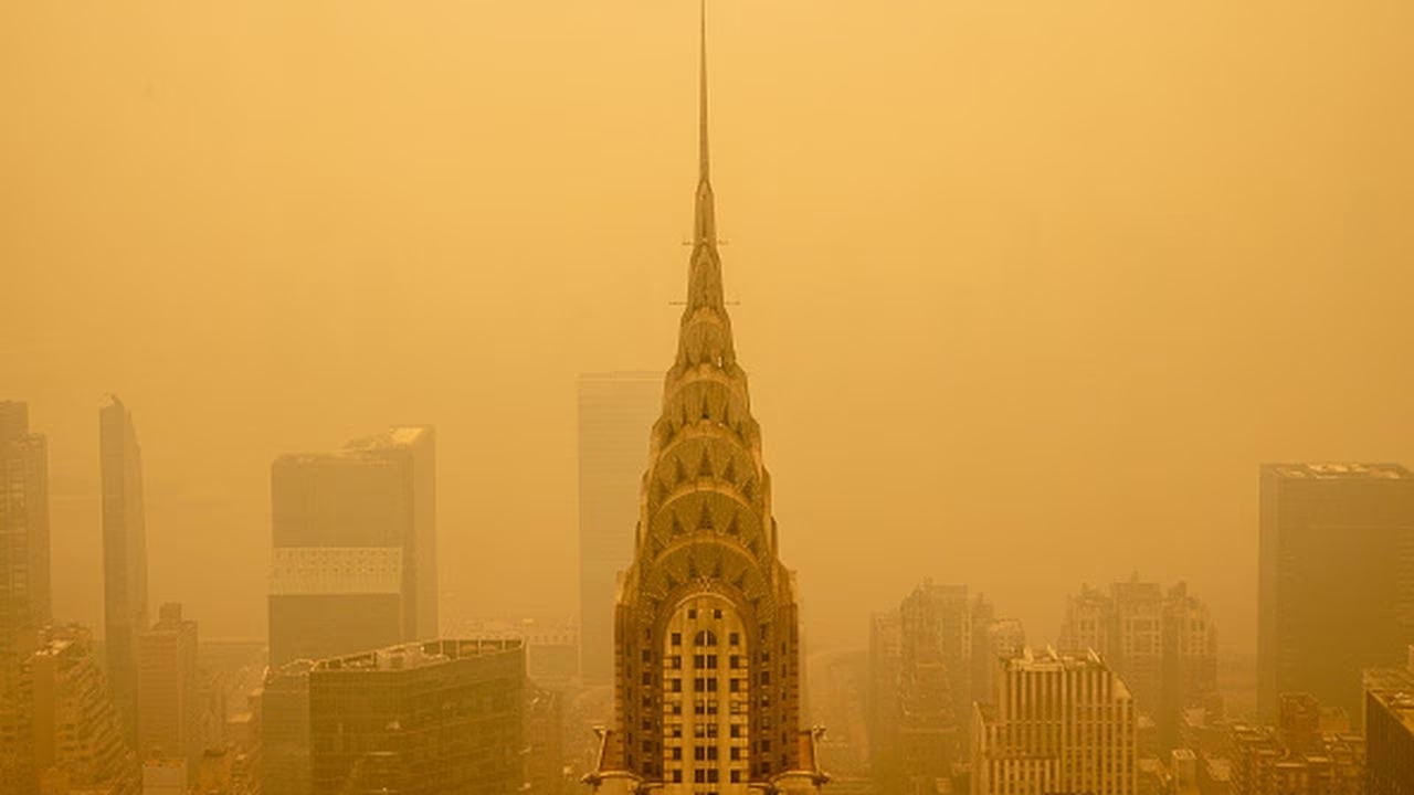 Bruma por humo se expande por EEUU; millones siguen en alert