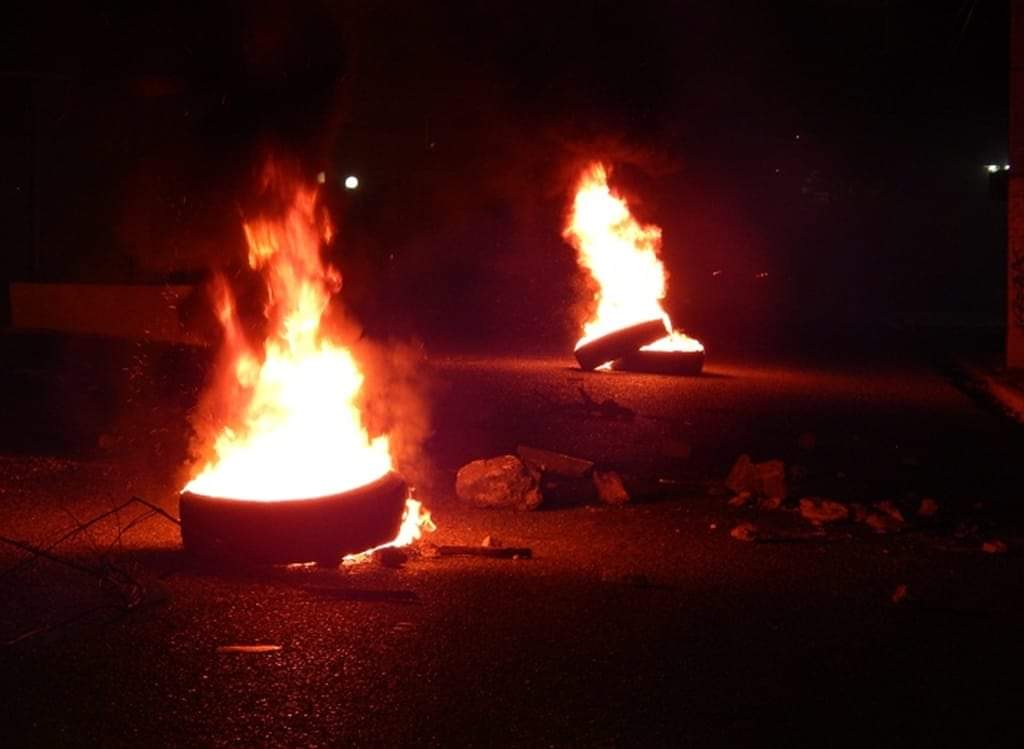 Protestan por largos apagones en Villa Duarte, SDE; residentes dicen están hastiados