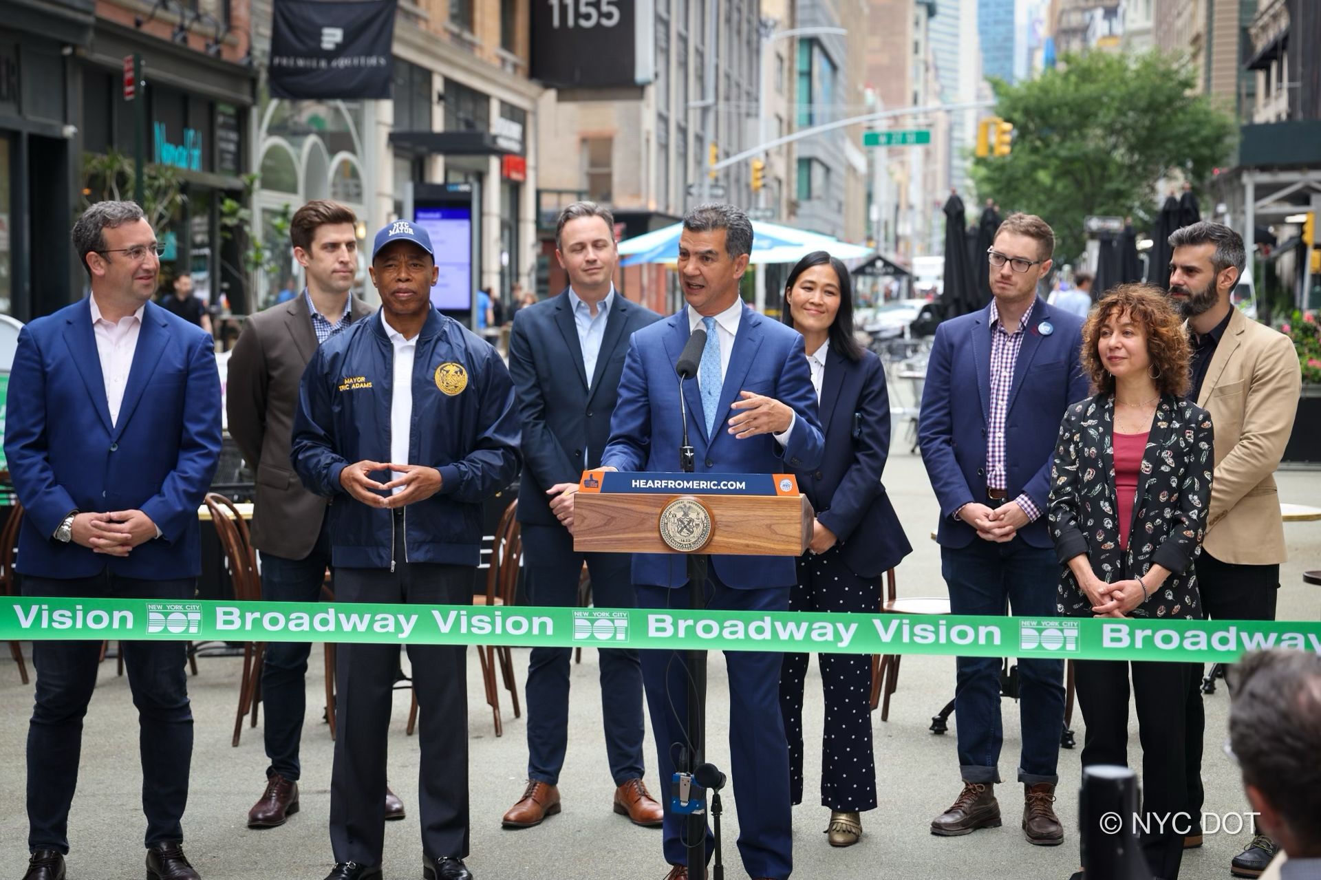 Alcalde de Nueva York Eric Adam remoza e inaugura tramo de la avenida Broadway en Manhattam