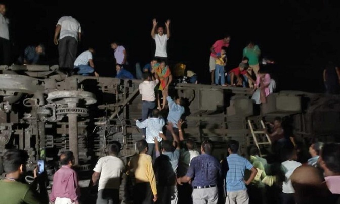 Más e 260 muertos y 900 heridos accidente ferroviario en La India