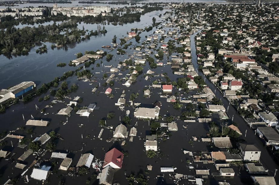 Evacuan miles por inundaciones tras explosión presa en Ucrania