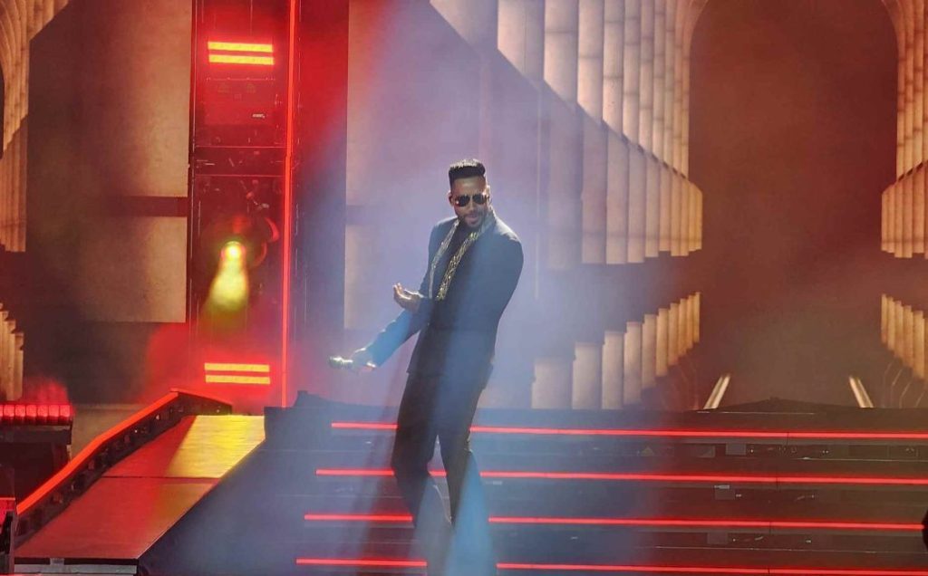 Romeo Santos se presenta a casa llena en el NY; comparte escenario con varios dominicanos