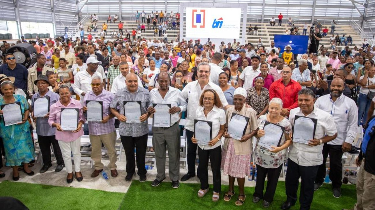 Presidente Abinader entrega 2,401 certificados título en La Ciénaga