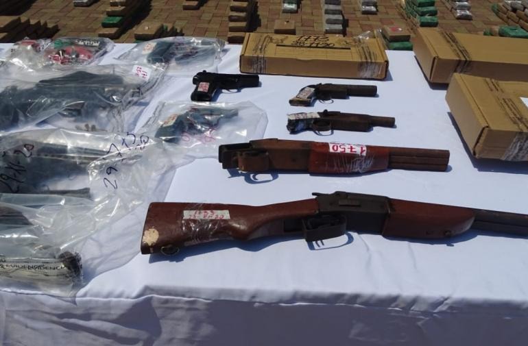 ¡Igualito que aquí! Encuentran bebidas, armas y televisiones durante operativos en cárcel de Ecuador