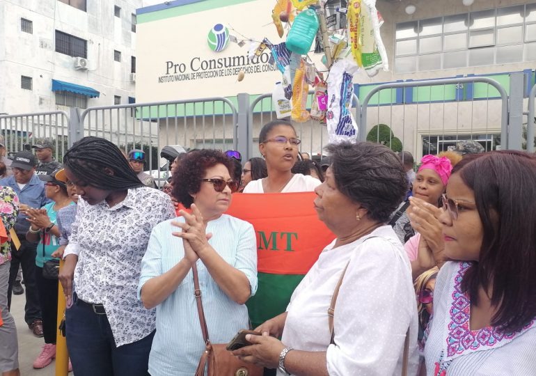 Protestan frente a Pro Consumidor en reclamo de alto costo de la vida