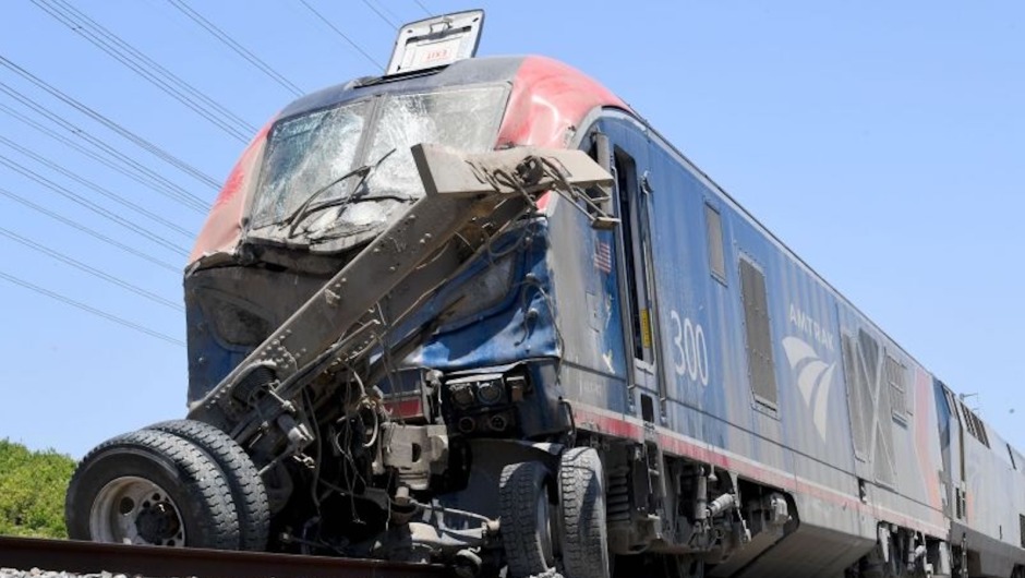 Varias personas resultaron heridas después que un tren chocara con un camión en el sur de California