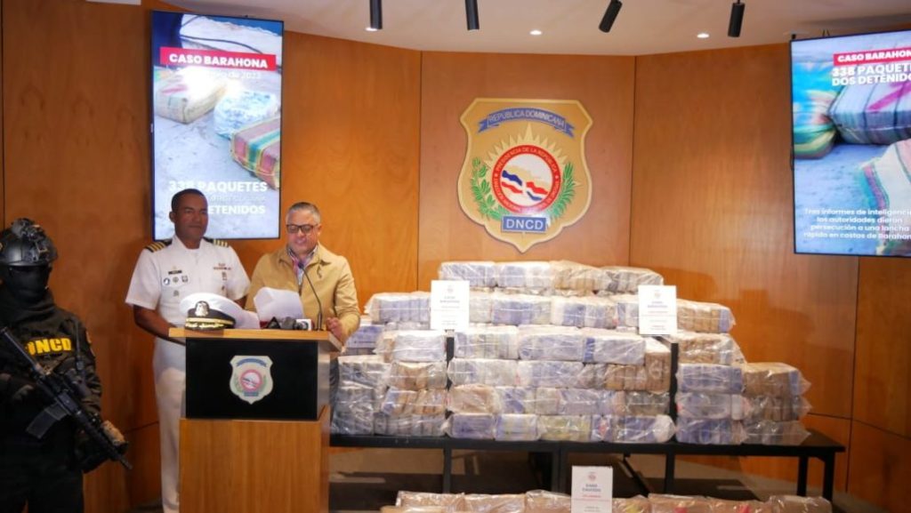 Detienen dos dominicanos durante decomiso de 338 paquetes de cocaína en Barahona
