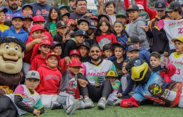 El dominicano Fernando Tatis Jr imparte clínica a niños en Tijuana