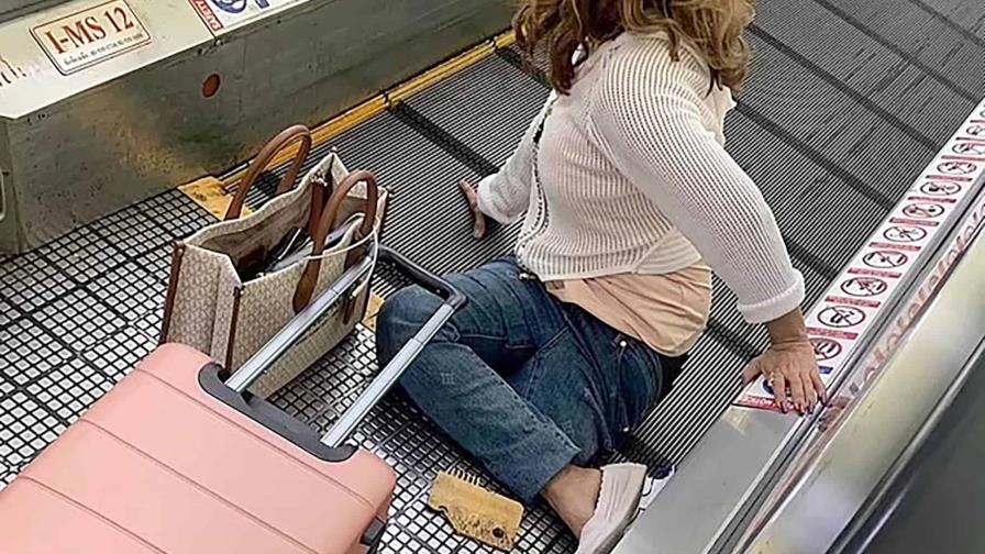 Mujer pierde una pierna al quedar atrapada en escalera eléctrica