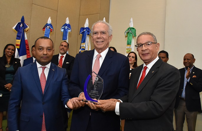 Contadores entregan a Marcos Troncoso premio a Excelencia 2023