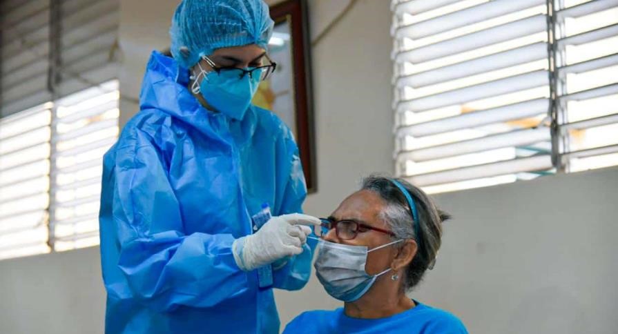 Ministro Salud pide no alarmarse por «leve» aumento casos Covid