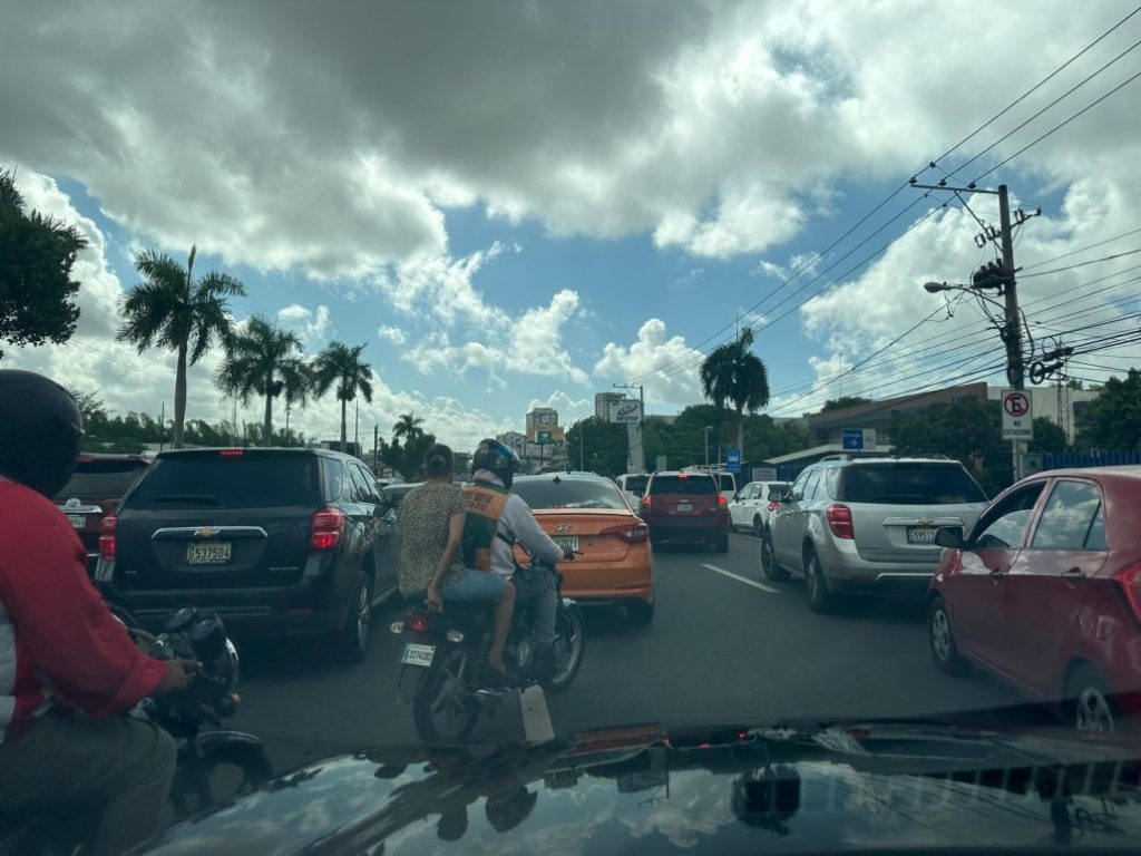 Fuerte taponamiento tras cierre de tres carriles en la Kennedy dirección Oeste-Este por trabajos de la CAASD