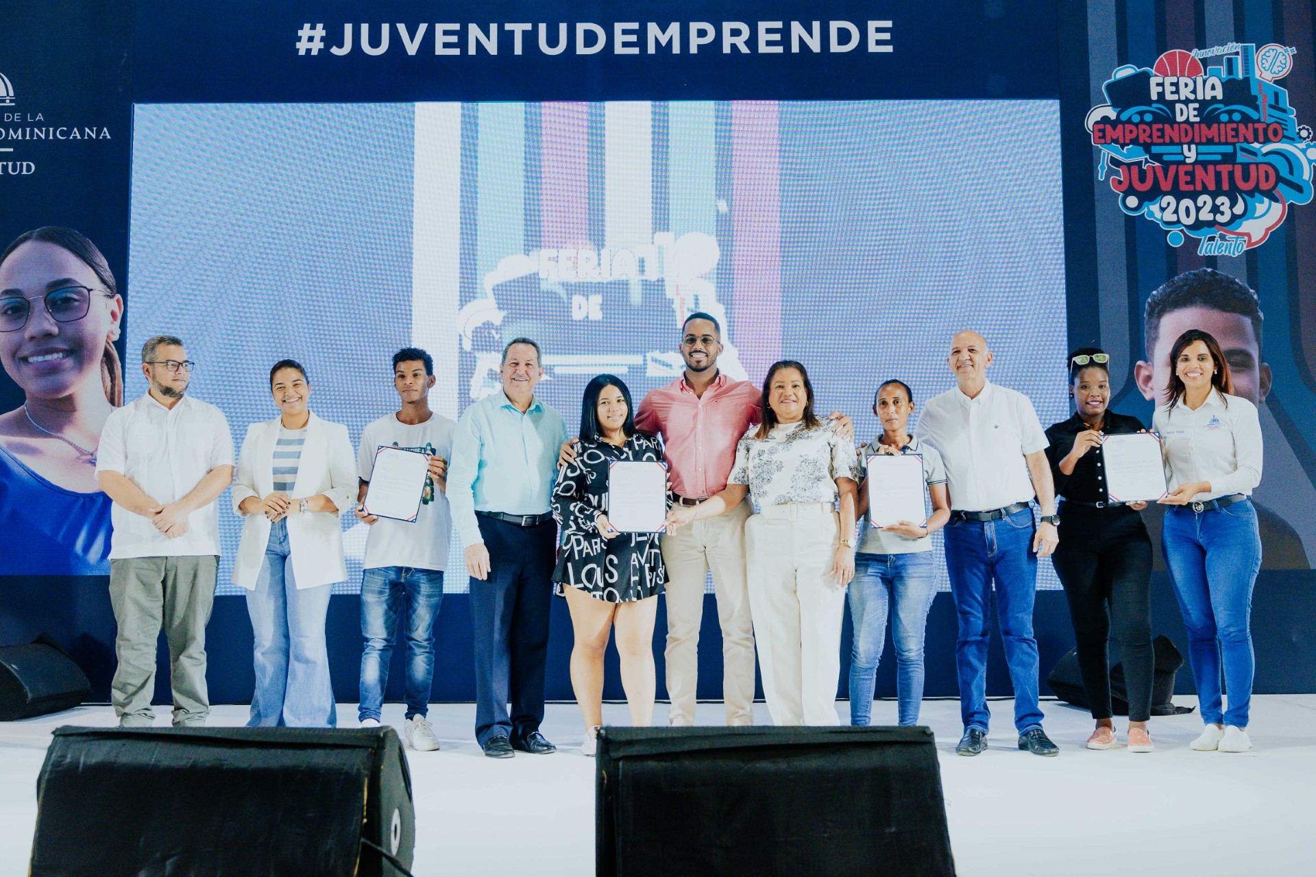 Jóvenes reciben préstamos para sus emprendimientos en feria