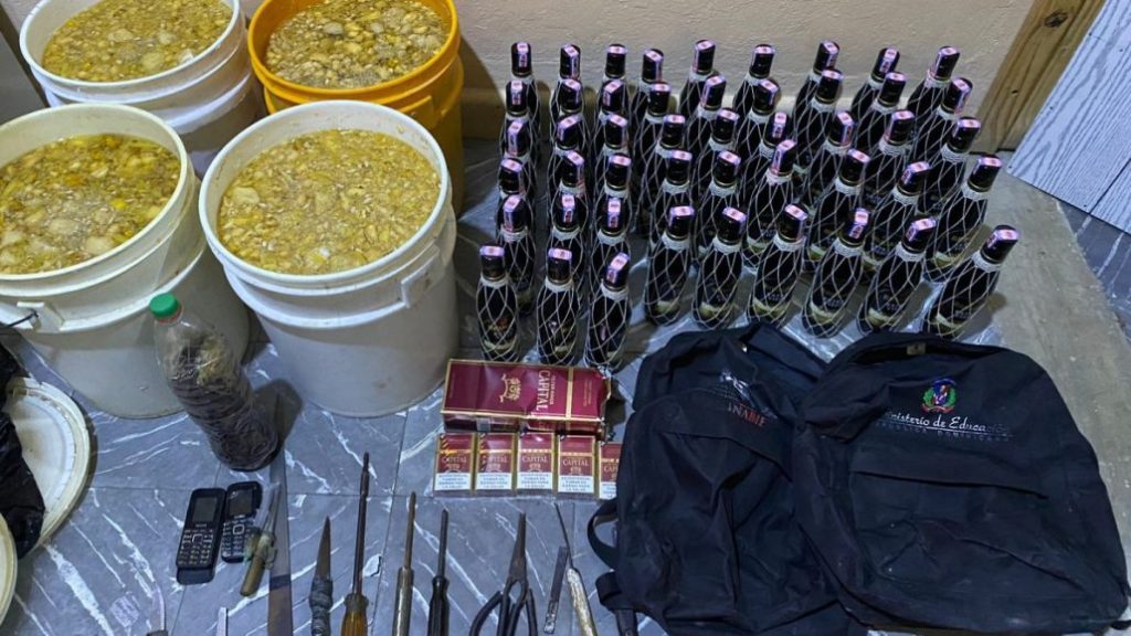 Encuentran cuchillos, tijeras, teléfonos y bebidas alcohólicas en requisas en cárceles de Barahona y Baní