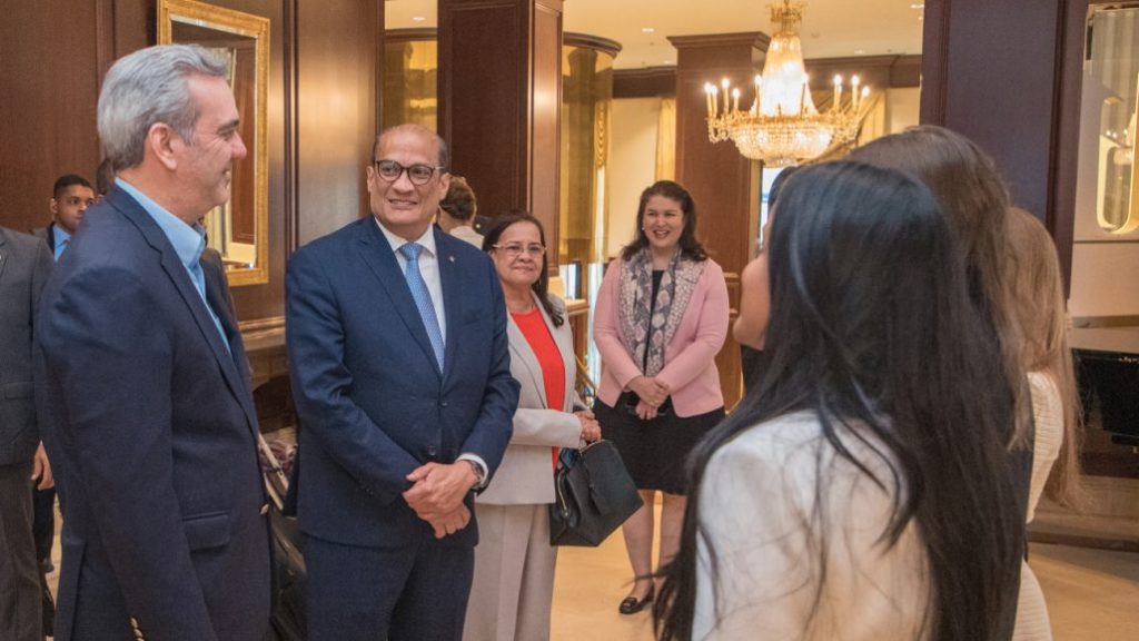 Abinader llega a Bruselas para participar en la III Cumbre UE-Celac