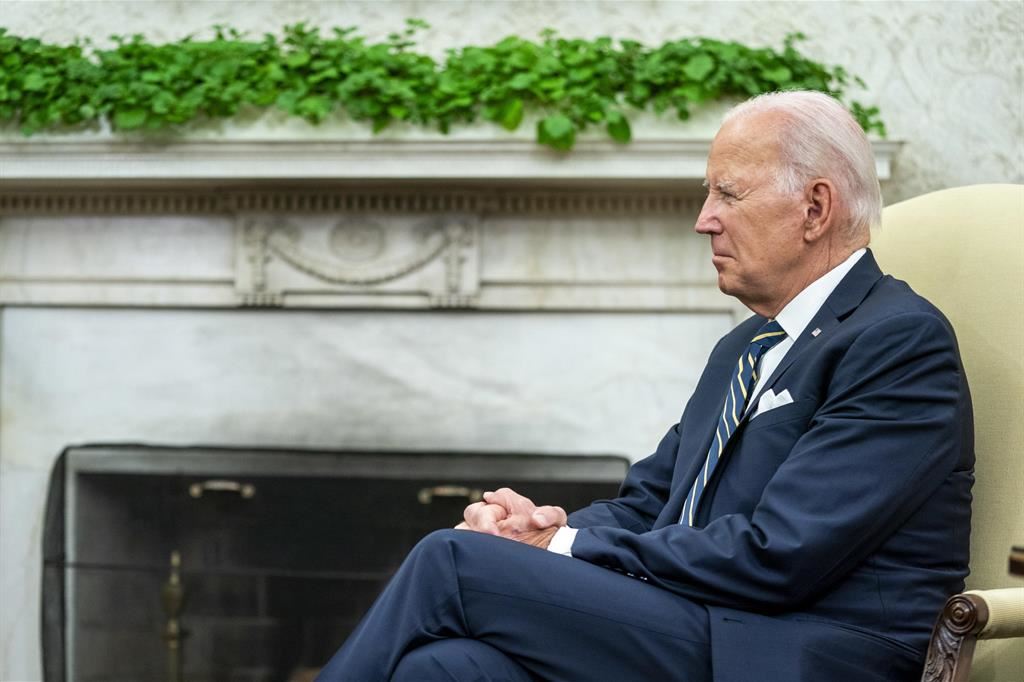 Biden discute con cardenal Zuppi esfuerzos del Vaticano para mediar la paz en Ucrania