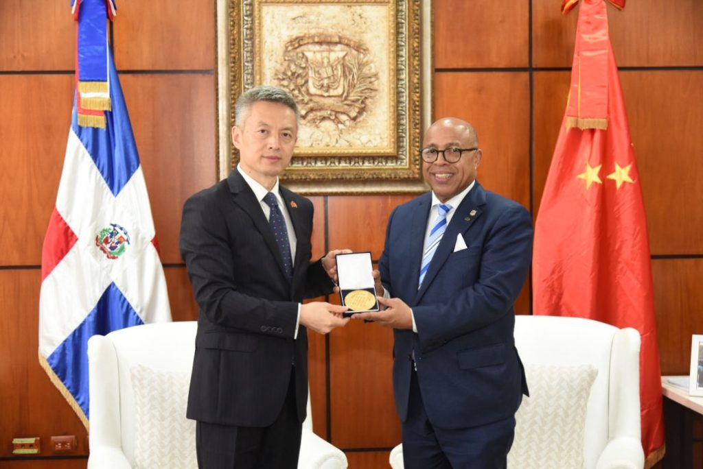 Embajador de China y presidente Cámara de Diputados conversan sobre proceso político de RD
