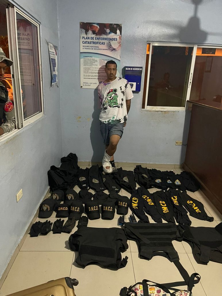 PN apresa prófugo y le ocupa armas y utensilios militares en el DN