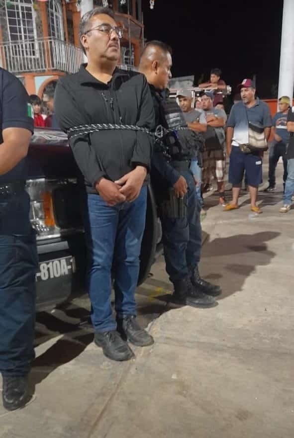 Pobladores enojados por asesinato de adolescente amarran alcalde y a policías