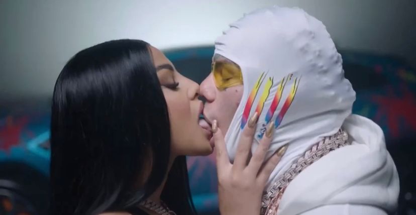 ¿Romance a la vista? Yailin y Tekashi se besan apasionadamente en nuevo video