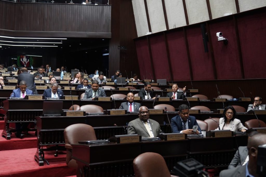 Mayoría de diputados del PRM se ausentan en penúltima hora de sesión