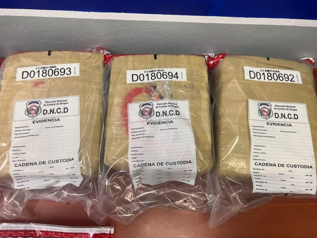 Desmantelan centro de distribución de drogas; arrestan 3 y ocupan más de 25 mil gramos