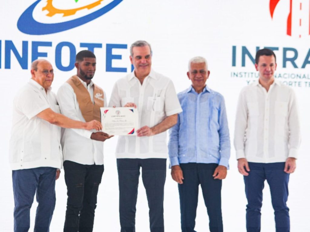 Gradúan más de 400 conductores de vehículos pesados; 43 son mujeres