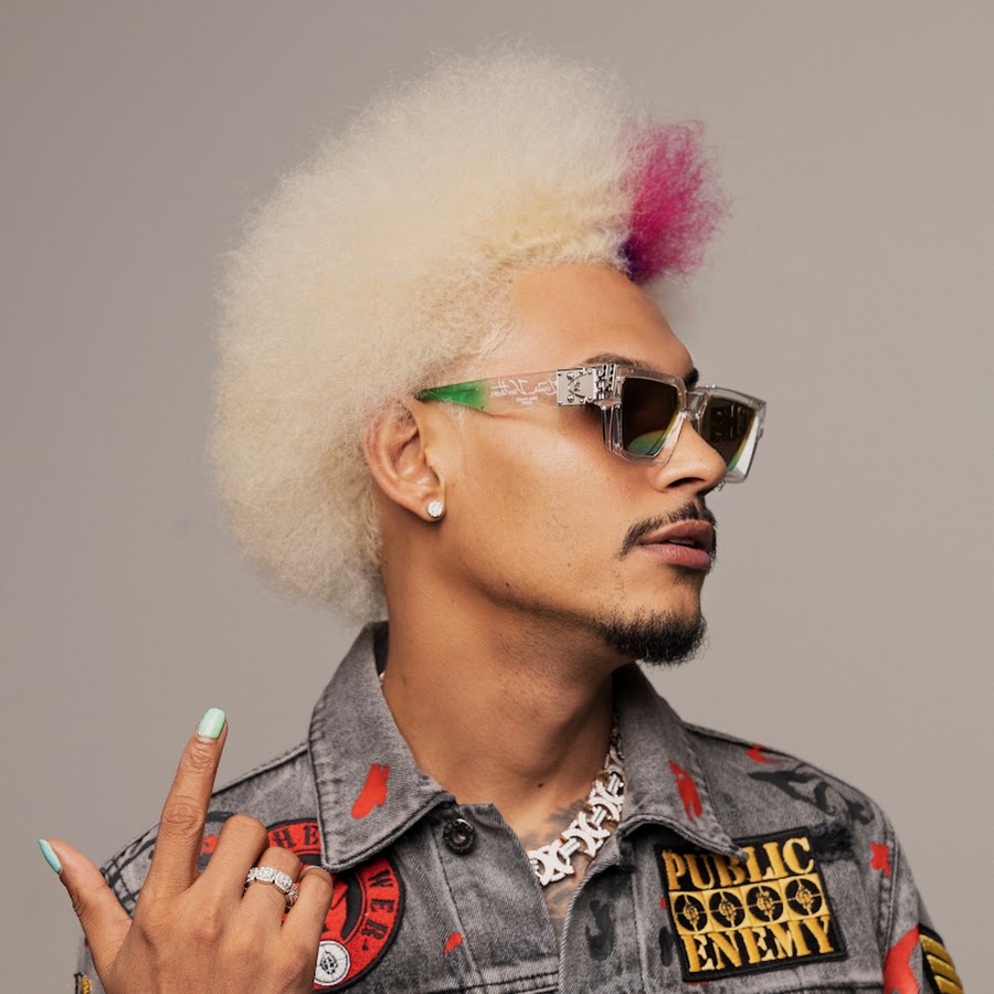 Kiko El Crazy rinde homenaje a Freddy Beras Goico y Luisito Martí al inmortalizar sus rostros en sus manos