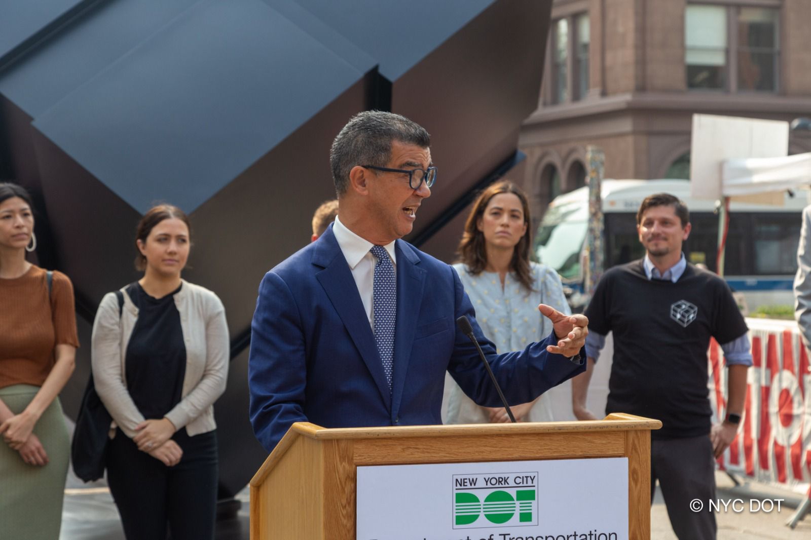 Comisionado de Transporte de NY y Patrimonio Artístico de Tony Rosenthal inauguran el «Alamo»