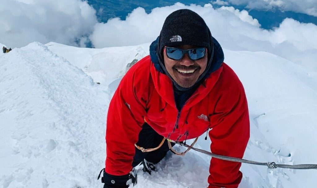 Nepal planea aumentar el permiso para escalar el Everest a 15.000 dólares por persona