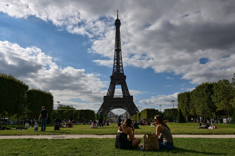 Evacúan la Torre Eiffel por una alerta de bomba