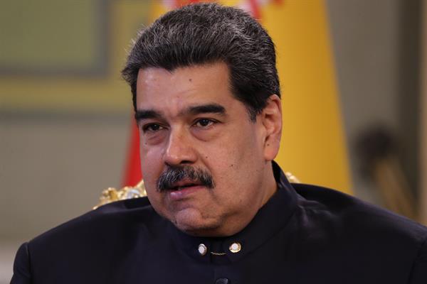 Nicolás Maduro pide a los militares mantener la «guardia en alto» para defender la paz
