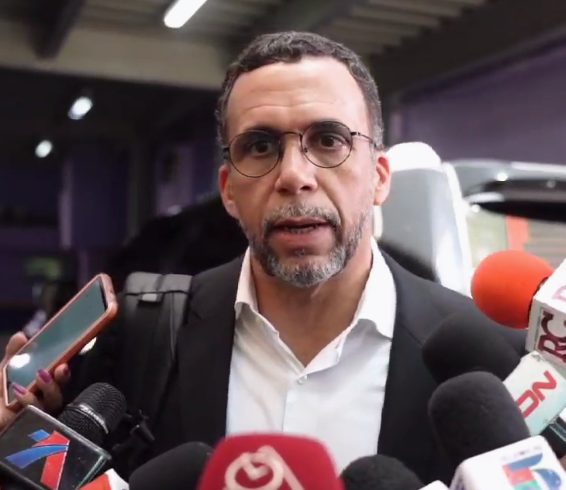 Navarro dice Gobierno hace «uso burdo» de recursos públicos para reelección de Abinader