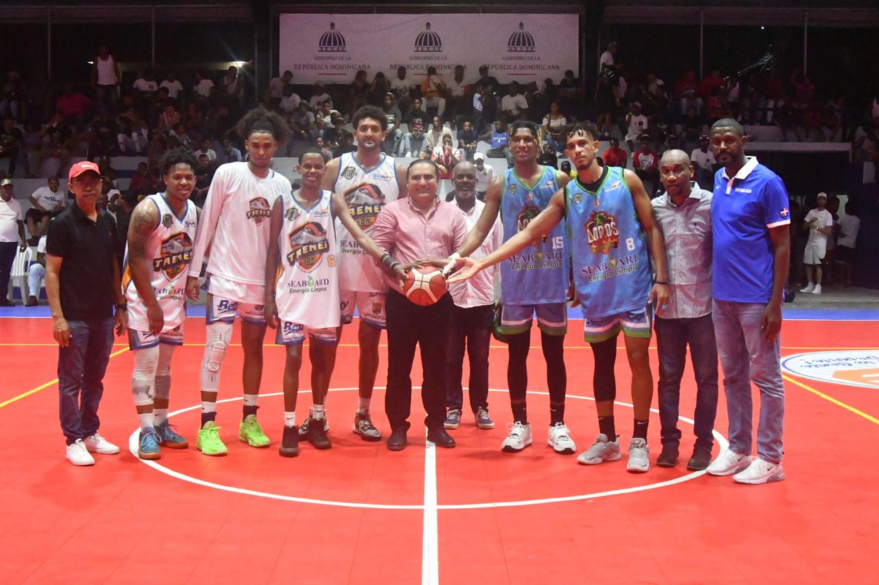 Candidato a diputado Víctor Pavón realiza saque de honor en torneo de baloncesto de la provincia SD
