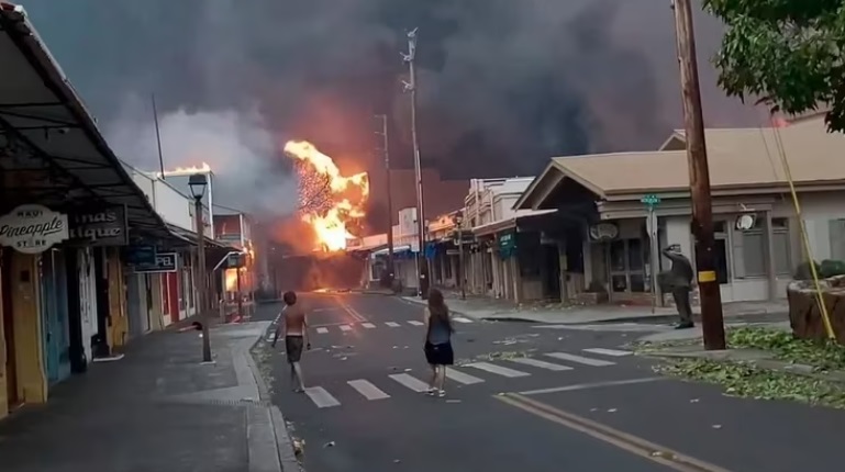 Muertos en Hawaii sube a 55 y hay pueblos enteros reducidos a cenizas