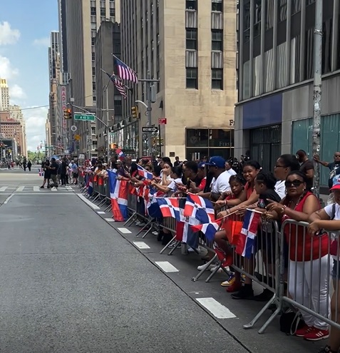 Video: Ambiente previo al inicio de la Parada Dominicana en Nueva York