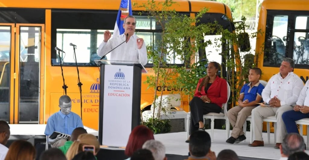 Luis Abinader anuncia transporte escolar gratis en Santo Domingo