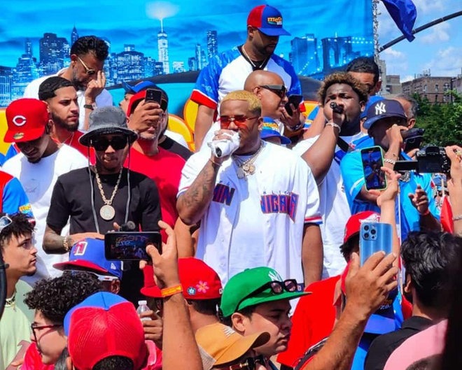 Tivi Gunz eleva la bandera del dembow en la Gran Parada Dominicana del Bronx