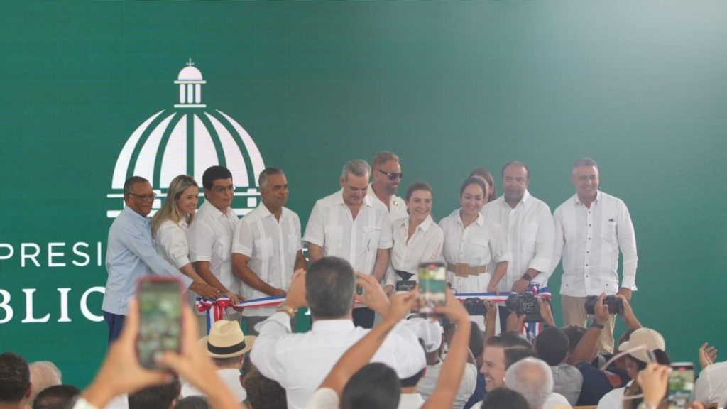 Presidente Abinader y Carolina Mejía inauguran parque Urbanización Fernández