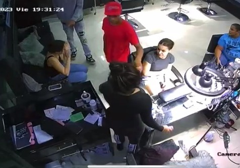 Delincuentes asaltan a punta de pistola a varias mujeres en un salón de Santiago