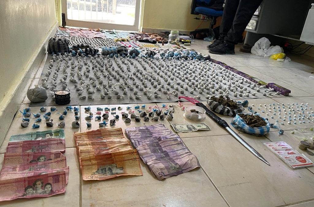 Arrestan cinco, ocupan drogas, arma de fuego y dinero en allanamientos en Punta Cana